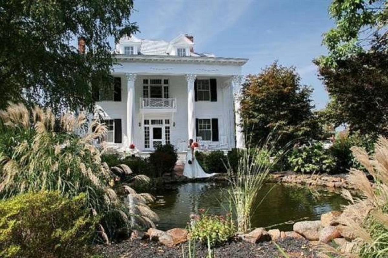 Winridge Manor Bed And Breakfast Madison Heights Bagian luar foto